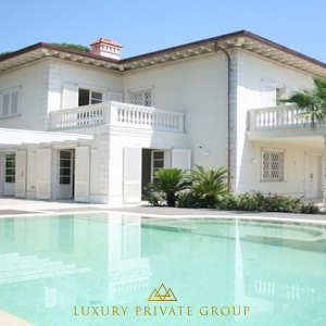 Newly built villa with pool in the residential area of Forte dei Marmi